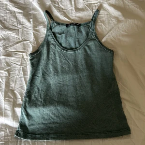 Mörkgrönt linne - Mörkgrönt linne från brandy Melville i onesize. Superfint men säljer då jag inte får användning för det längre. 