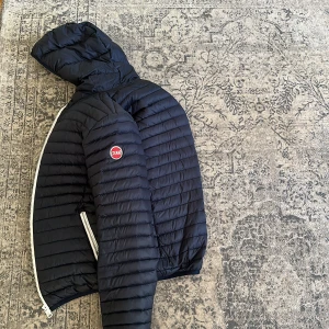 Colmar jacka - Hej säljer nu min fräscha vår jacka! Skick 7/10, har ni några funderingar är det bara o skriva!