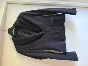 Kavaj - Fin kavaj. En knapp på ena armen är sönder men den kommer med extraknappar så det går snabbt att byta. 