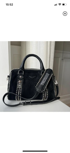 Zadig väska  - Jätte fin Zadig väska som jag nu säljer vidare. Köpt här på plick men sparsamt använd. Det finns täcken på att den är använd om man kollar noga men fortfnade väldigt fin. LÅNADE BILDER. skriv för egna bilder 