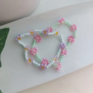 Blom armband🌸🌼💐 - Egengjorda blom armband med stretchig tråd. Går att designa egna. 40 kr/st+15 kr frakt. (Dyrt för tiden det tar att göra)🩷 TRYCK INTE PÅ KÖP NU!