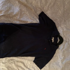 2 st piké t-shirts. - Säljer 2 stycken piké t-shirts. Bra skick snygga, båda är från H&M. Mycket stilrena och skön passform.