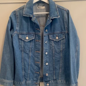 Oversize jeansjacka - En jeansjacka köpt på GinaTricot, fin blå färg. Jackan är lite oversize.