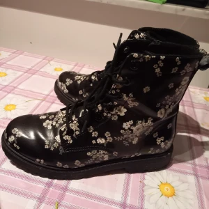 Vinter skor  - Använda få gånger fint skick fodrade på insidan. 