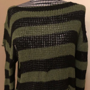 randig stickad tröja - fin tröja i mjukt material från amazon, hittade inte storleken men skulle uppskatta en S till M 🫶🏻 kontakta vid frågor osv :)