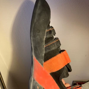 Climbing shoes Spirit Red chilli - Oregelbundet använda i ett par månader, men är väldigt bekväma nybörjarskor och behöver nya. Någon med stora fötter som nyligen börjat klättra?