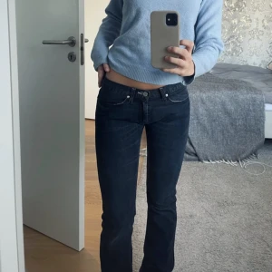ACNE jeans lowwaist - Säljer nu mina lågmidjade jeans från acne studios. Dom är i fint skick och är i storleken 30/32. Skulle säga det är en S och för någon som är 165-175 beroende på längden man vill ha. Dom är väldigt mörkblåa nästan svarta.