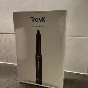 Airwrap/airstyler - Helt nytt! Inte ens öppnad i förpackningen.  Airwrap med 8 st tillbehör. Pris just nu på deras sida är 1925 men ordinarie pris är 2725.  Via länken kommer du till produktsidan för att läsa på om den😊 https://travxstore.se/products/8-i-1-pro-airstyler