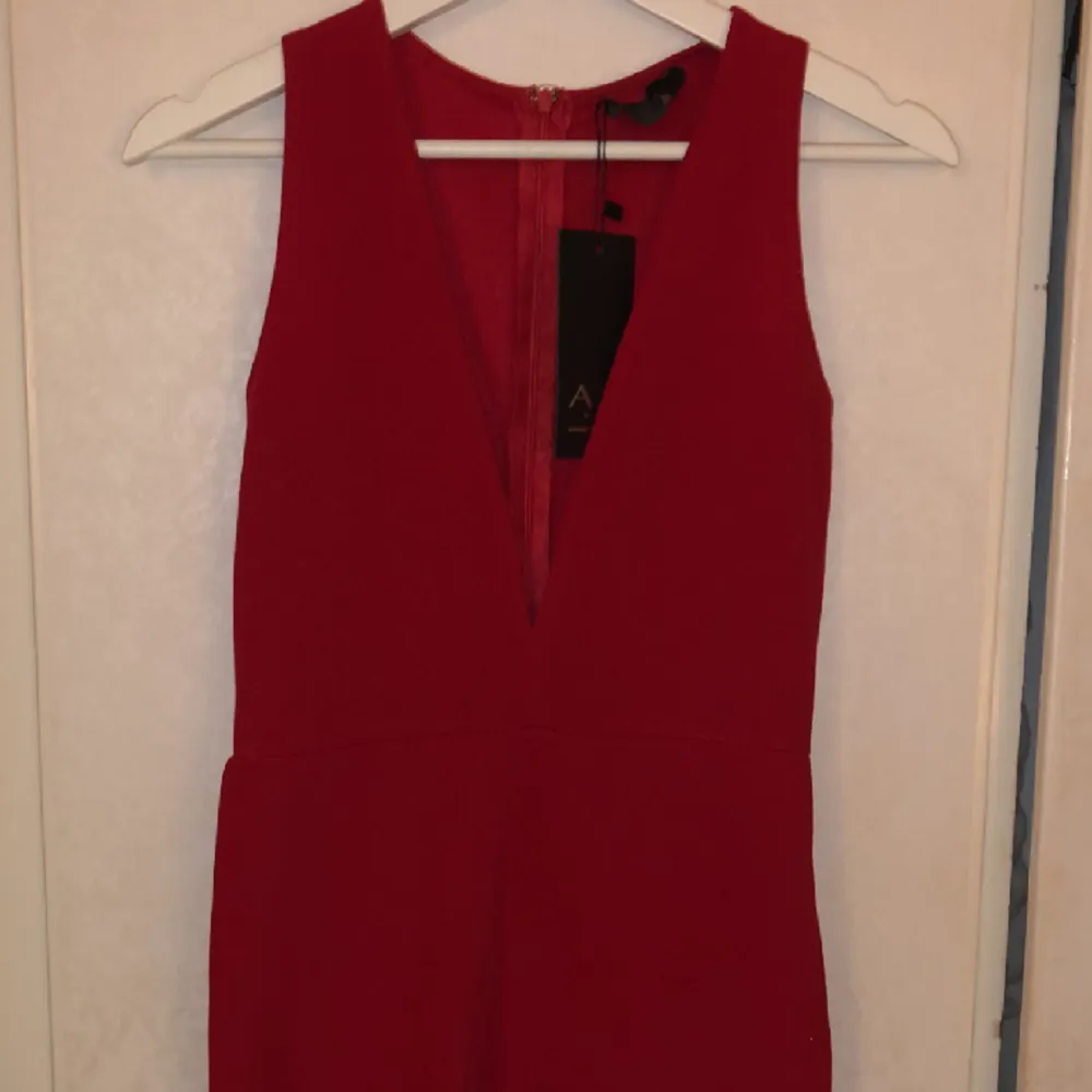 En rödklänning från ax paris i strl 8(s) är med lapp kvar oanvänd bara provad. . Klänningar.