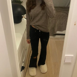 Lågmidjade jeans 🫶🏻 - Lågmidjade jeans från Gina med hål i, använda men bra skick🥰
