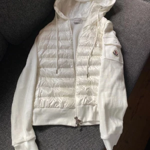 Moncler jacka - Moncler jacka, inga skador eller så, tar endast Swish 💓
