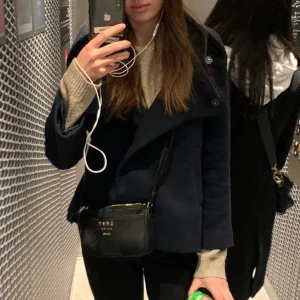 Mörkblå Jacka  - Superfin jacka från Zara som inte kommer till nån användning pga lite liten,