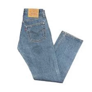 Levis 501 - Säljer mina klassiska favvo Levis 501 i storlek 26/32!! supersnygga och sköna, 100% bomull. Har tyvärr växt ur. Liten defekt på baksida lår, smått blekt. Annars super <33