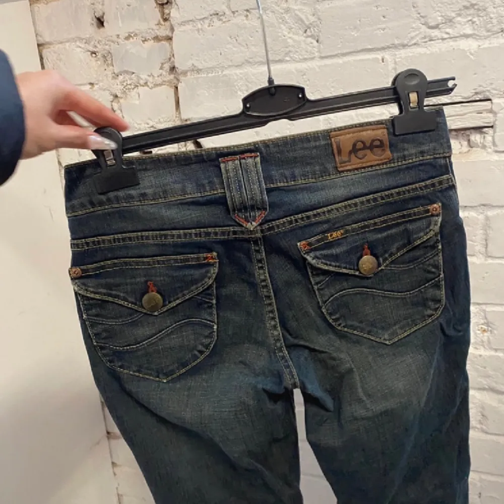 FRI FRAKT💕Skitsnygga speciella vintage lågmidjade från Lee, bootcut💕 midja: 36cm💕 innerbenslängd: 76cm💕uppskattar att längden passar om man är mellan 160-170cm! Finns fler bilder på byxorna men inte med de på mig!💕 använd köp nu!. Jeans & Byxor.