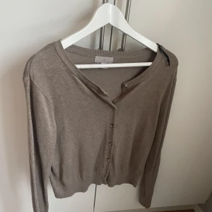 Söt kofta  - Säljer denna sjukt söta koftan från h&m. Helt oanvänd och jättebra i skicket. Storlek L, men passar även M och S som jag i vanliga fall har.  För mer frågor hör av dig💕
