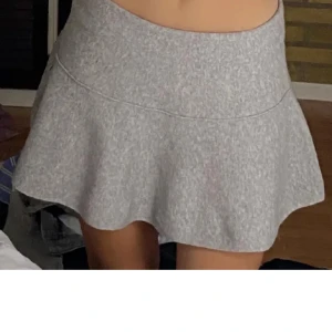 Stickad kjol ifrån Zara - Lånad första bild. Grå stickad kjol ifrån Zara. Storlek M. Hög midja men går att vika ner så den får lägre midja som bild 1. Använd 1 gång