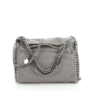 Stella McCartney väska - Så fin❤️lite sliten kedja därav priset, men verkligen inget man tänker på.