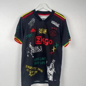 Fotbollströja   - Adidas - Ajax x Bob Marley 2021/22 🔥 Size L (passar m) Skick: 10/10 499kr 