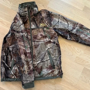 Vintage Realtree Jacka - Riktigt fet vintage realtree jacka. Perfekt vid lite svalare väder, vår/höst. Köpt på Seams