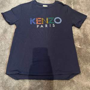 Mörkblå Kenzo tröja som inte används längre. Inga skador 