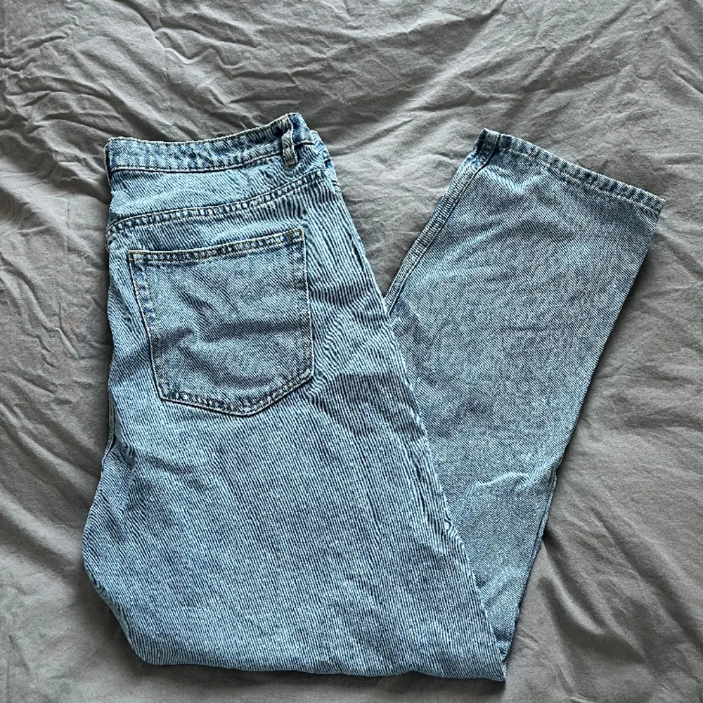 Jeans ifrån Lindex i modellen Betty, storlek 46. Använda fåtal gånger så fortfarande fint skick, nypris 499kr! Köparen står för frakten . Jeans & Byxor.