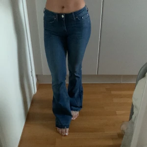 Jeans - Bootcut jeans mid-rise. Strl 34 använda max två ggr.