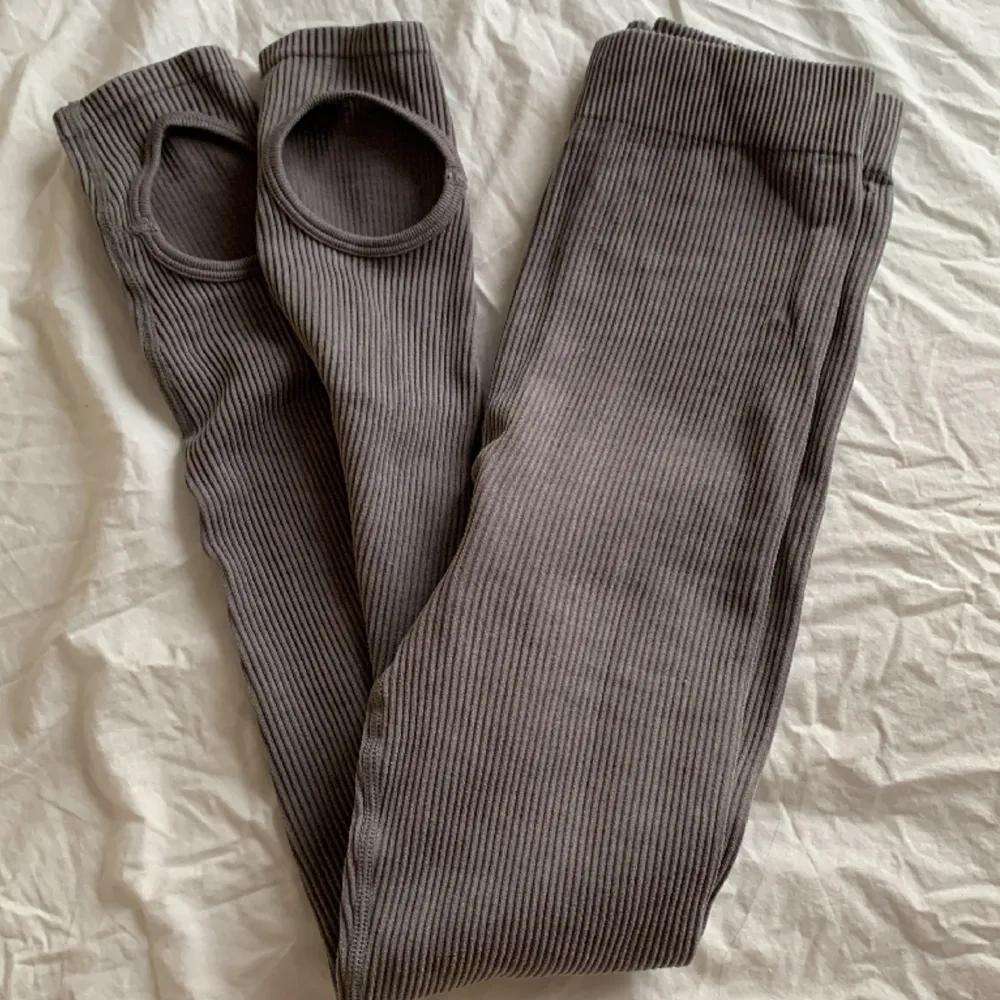Ribbade seamless grå leggings från zara strl xs-s. Använda en gång. . Jeans & Byxor.