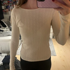 Långärmad tshirt - Superfin krämvit, långärmad tröja från brandy! Den är ribbad med lite ”mönster” i tyget. Använd endast ett fåtal gånger så i jättebra skick🤍