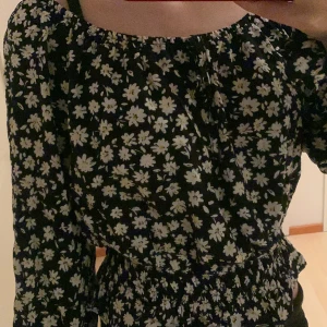 blomstring tröja - säljer en fin blomstring blus, från H&M💞 stl S!