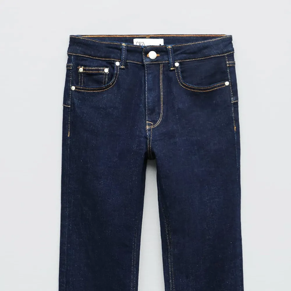 Sååå snygga mörkblåa bootcut jeans från zara!! Pris går att diskutera . Jeans & Byxor.