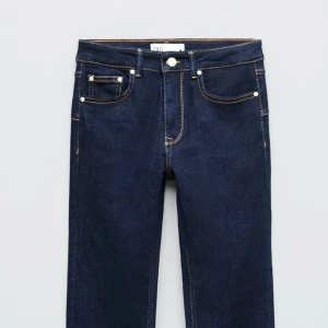 Zara jeans - Sååå snygga mörkblåa bootcut jeans från zara!! Pris går att diskutera 