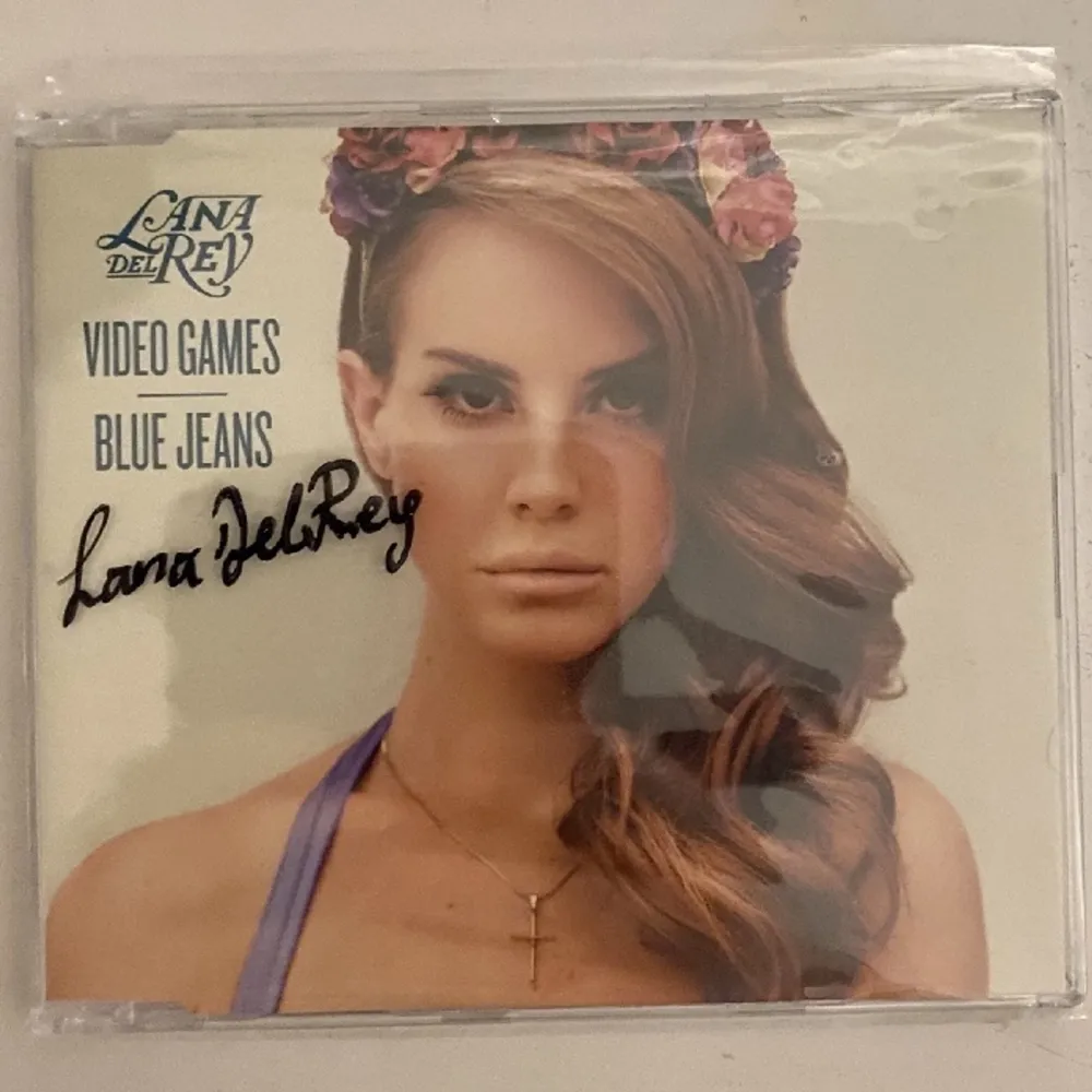 Säljer några Lana del Rey cd skivor, 100-200kr st, så fler man köper så bättre pris. Den signerade har jag inte bestämt ett pris för så kom gärna med prisförslag. Köpte den på auktion, så har inget bevis på äkthet. . Övrigt.