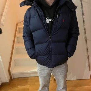 Polo rahlp lauren jacka  - Tjenare säljer denna feta Polo rahlp lauren jackan för att jag vill få pengar. Det är L och den passar 14-16 åringar. Köpt för 3000 kr säljer den för 1900. Skriv om ni är intresserade ⭐️