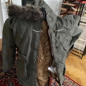 Fin oliv grön Didriksson och fluff luva  - Fin oliv Didriksson vinterjacka knappt använd fluffig luva va 