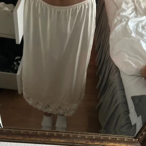 Silkes kjol - Jätte söt kjol i silkes, den är köpt vintage så vet inte vilken storlek eller vilket märke men jag har i vanliga fall storlek xs/s i kjolar/byxor