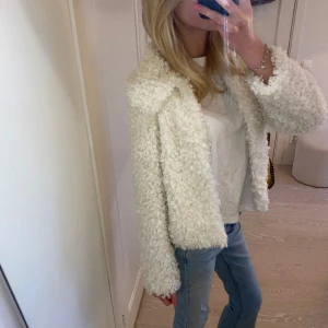 Pälsjacka  - Helt underbar pälsjacka från h&m, använd en gång❤️ 