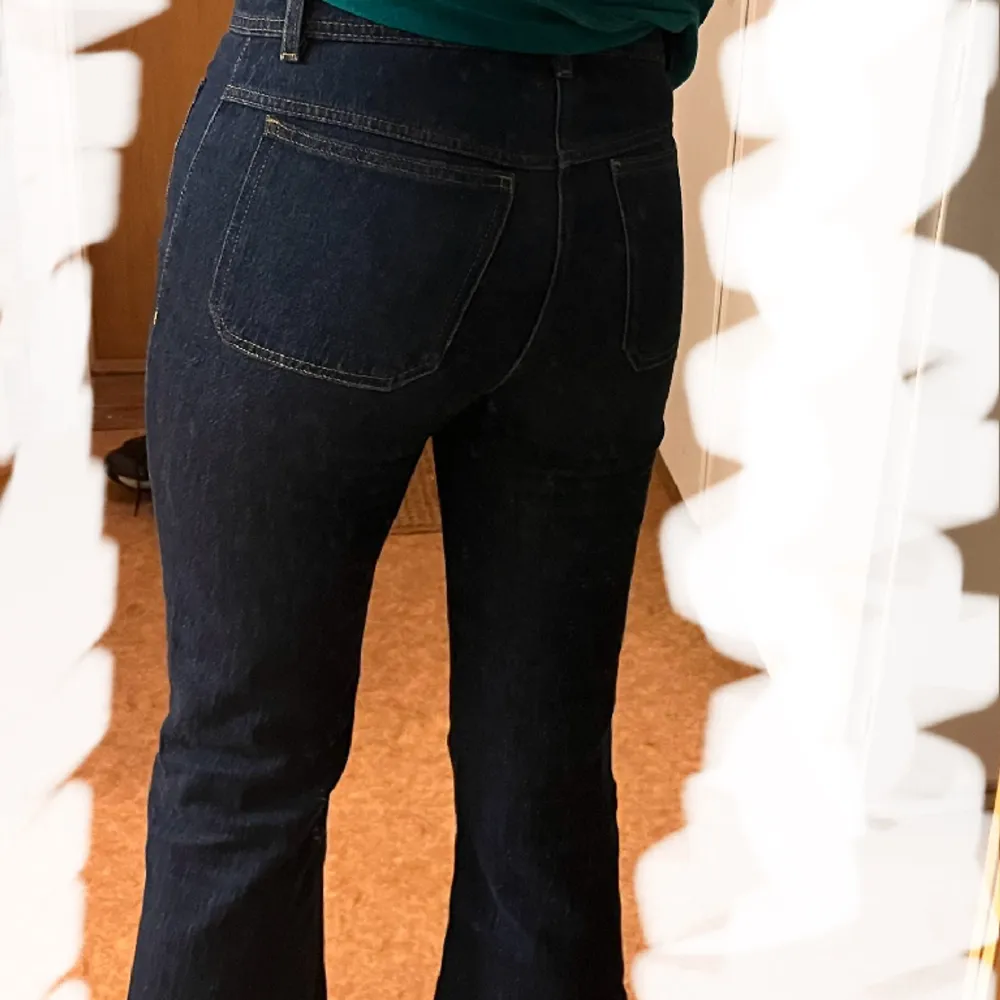 Assnygga bootcut jeans i en så snygg mörkblå färg! Från Mango, köpta i Barcelona!!. Jeans & Byxor.