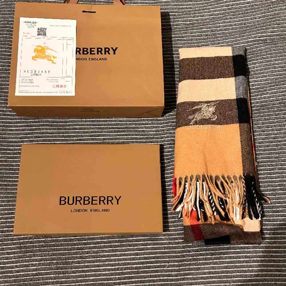 Helt oanvänd Burberry scarf perfekt till vintern Storlek: unisex Nypris: 5000kr Vårt pris: 800kr  . Övrigt.