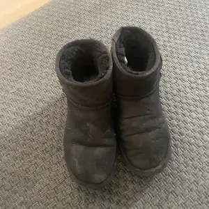 Svarta uggs i storlek 37. Väl använda! Lurvet innuti har släppt lite (som det gör på alla uggs)