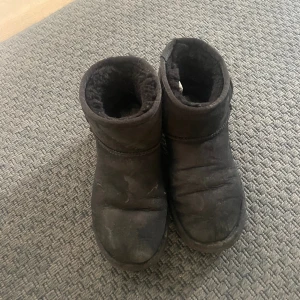 UGGS - Svarta uggs i storlek 37. Väl använda! Lurvet innuti har släppt lite (som det gör på alla uggs)