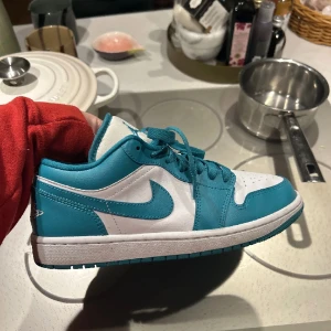 Jordan 1 low - Säljer dessa grön blåa Jordans strl 40!  Helt nya! 