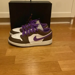 Air Jordan 1 low, 39 - Är i bra skick om man bortser från de tyg som är borta på toppen. Har låda, är riktiga
