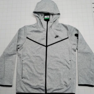 Nike tech fleece ljus grå  - Helt ny Nike tech fleece med bra kvalitet och som säljes för endast 750 kr! Nypris ligger på 1300.