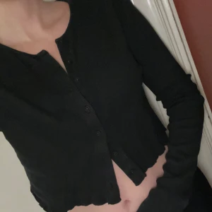 Brandy Melville bomullströja  - Fin kofta i bomull med kort midja från Brandy Melville. Onesize motsvarar ca 36/38