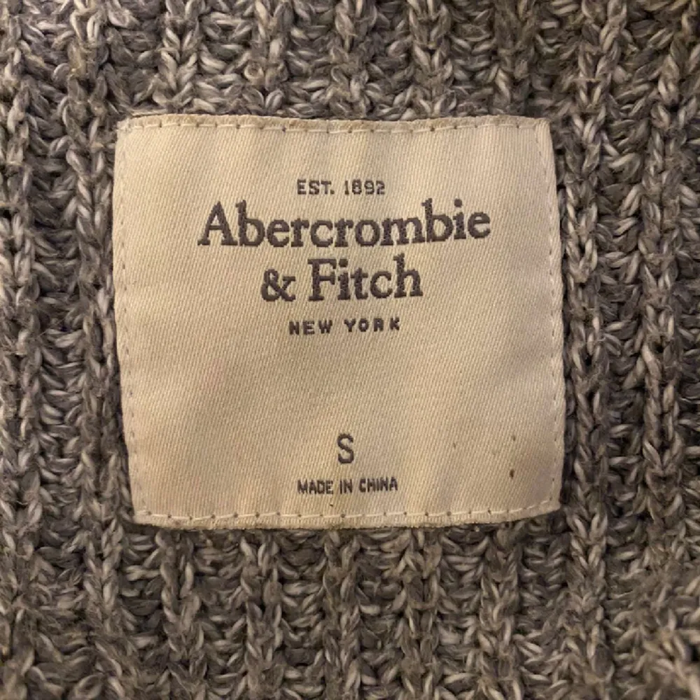 Säljer denna super söta tröja från Abercrombie & Fitch då den tyvärr inte kommer till användning. Den är i storlek S men passar även på xs. Tröjan har inga defekter! Pris går att diskuteras!🙌🏻. Hoodies.