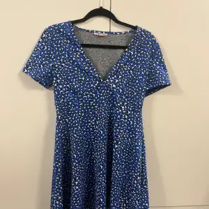 Blåmönstrad klänning från Tommy Hilfiger. Är i storlek L men passar för S/M