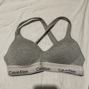 CalvinKlein bh - Grå calvinklein bh endast testad säljer pga för liten storlek och gick ej skicka tillbaka