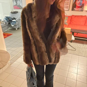 VINTAGE PÄLSJACKA - Köpt i vintagebutiker i Köpenhamn för 1200 KR. Modell 175 cm. Hör av vid frågor/ fler bilder. 
