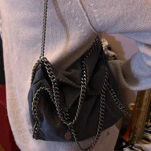 Stella väska  - Jag säljer min så snygga ”mini Falabella Tote”   Stella McCartney väska. Den är i väldigt bra skick. Köpte den för 11.000kr. 
