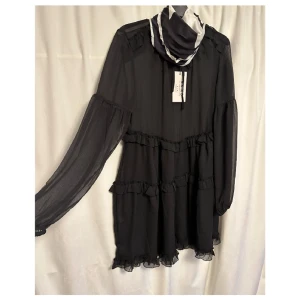 Fin spets klänning från Na-kd Ny med tags!  - Fin till fest & kalas eller som gåva 🎁  Nypris 499kr  Obs sjal ingår ej! 